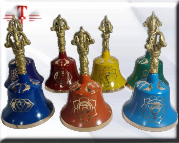 campana Chakras colores Peso: 381 gr dimensiones: 16*9 cm / 6.29*3.54 Inch material : bronce Las campanas colgantes o bonshō que podemos contemplar en los templos budistas de todo el país servían, en su origen, para expresar con la potencia de su sonido el poder benefactor de la enseñanza de Buda.