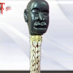Bastón de carga Eggun africano , santería , Palo Mayombe , voodoo Madera forrado de cowrie Tamaño 100cm / 39.40 Inch de altura Peso - 1165gr
