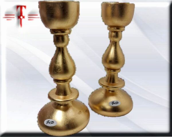 Pareja veleros dorados Medidas: 19 cm Peso : 915 gr ( la Pareja ) El portavelas o porta vela es un objeto que sirve de soporte a una vela, hermano menor o sinónimo de palmatorias, candelabros y candeleros habitual en el comercio