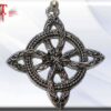 Colgante Nudo de Bruja Tamaño: 45mm En Spotencias tenemos una amplia seleccion de bisutería y joyería esotérica y espiritual . Este tipo de joyeria , tiene una simbología especial , que ayuda a atraer buena suerte , proteccion y atracción . Importado de diferentes paises , disponemos de colgantes , brazaletes , pendientes , colgantes , collares , pulseras , y un largo etc…