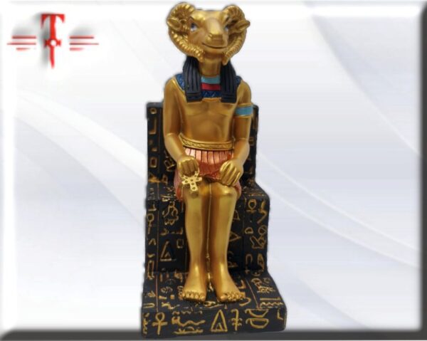 Figura estatua Amon sentado , Egipto , faraones , mitología , amuletos Tamaño : 15cm / 5.90 Inch color dorado Peso: 349gr AMÓN FUE UNO DE LOS DIOSES MÁS IMPORTANTES DE EGIPTO. Originariamente era el dios patrono de Tebas. Pero al convertirse esa ciudad en capital del Imperio Egipcio, Amón se elevó al rango de rey de los dioses. Esta deidad estaba representada con una cabeza de carnero, más específicamente un carnero lanudo con cuernos curvos. Amón se asoció así con el carnero. Una deidad solar en forma de carnero se puede remontar a la cultura de Kerma en Nubia, contemporánea del Imperio Antiguo de Egipto.