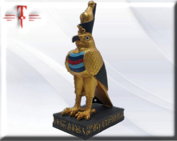 Figura estatua Horus Halcon , Egipto , faraones , mitología , amuletos Tamaño : 20cm / 7.87 Inch color dorado Peso: 522gr Uno de los aspectos más conocidos de Horus es como el dios del cielo. En esta forma, Horus es retratado como un halcón o un hombre con cabeza de halcón, con los ojos representando el sol y la luna. Los egipcios creían que el vuelo del halcón a través del cielo simbolizaba el movimiento del sol y la luna.
