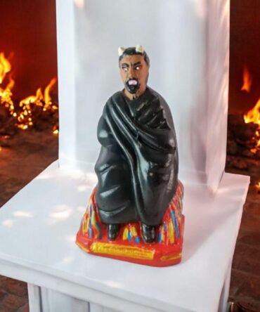 Figura Yeso exu Capa Preta sentado , Candomble , kimbisa, Umbanda