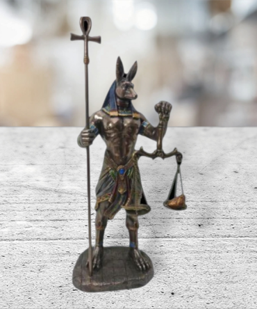 Dios Anubis con balanza