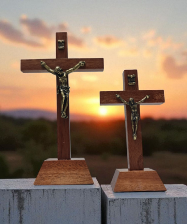 Cruz madera cedro con jesus  , Santos y Vírgenes católicos , productos Religiosos