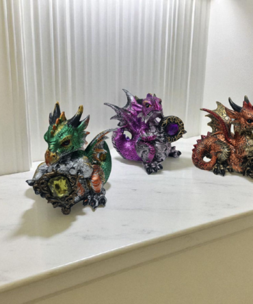 Dragon con piedra preciosa