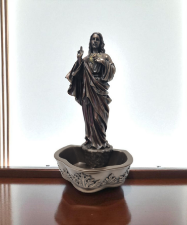 Pila de agua bendita , Sagrado corazon de Jesus . Virgenes y santos catolicos