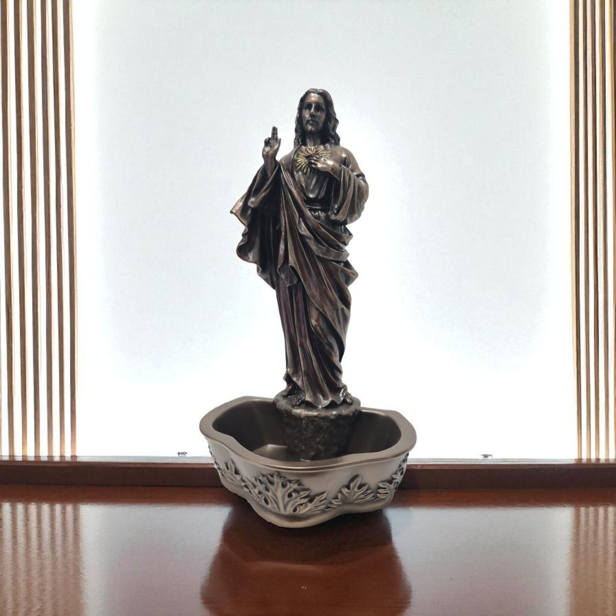 Pila de agua bendita , Sagrado corazon de Jesus . Virgenes y santos catolicos