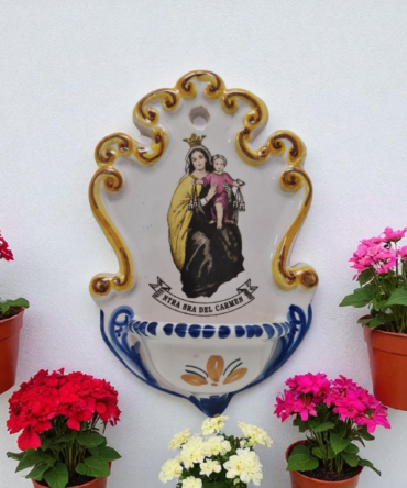 Pila de agua bendita , Virgen del Carmen . Virgenes y santos catolicos