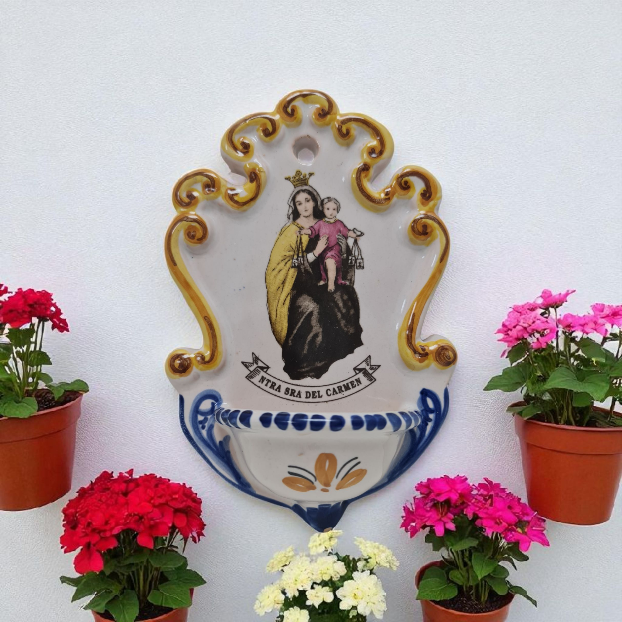 Pila de agua bendita , Virgen del Carmen . Virgenes y santos catolicos