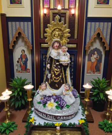 Figura de la Virgen del Carmen en Resina con manto floral
