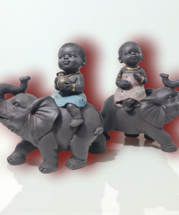 pareja de figuras sentadas sobre elefantes , decoracion del hogar