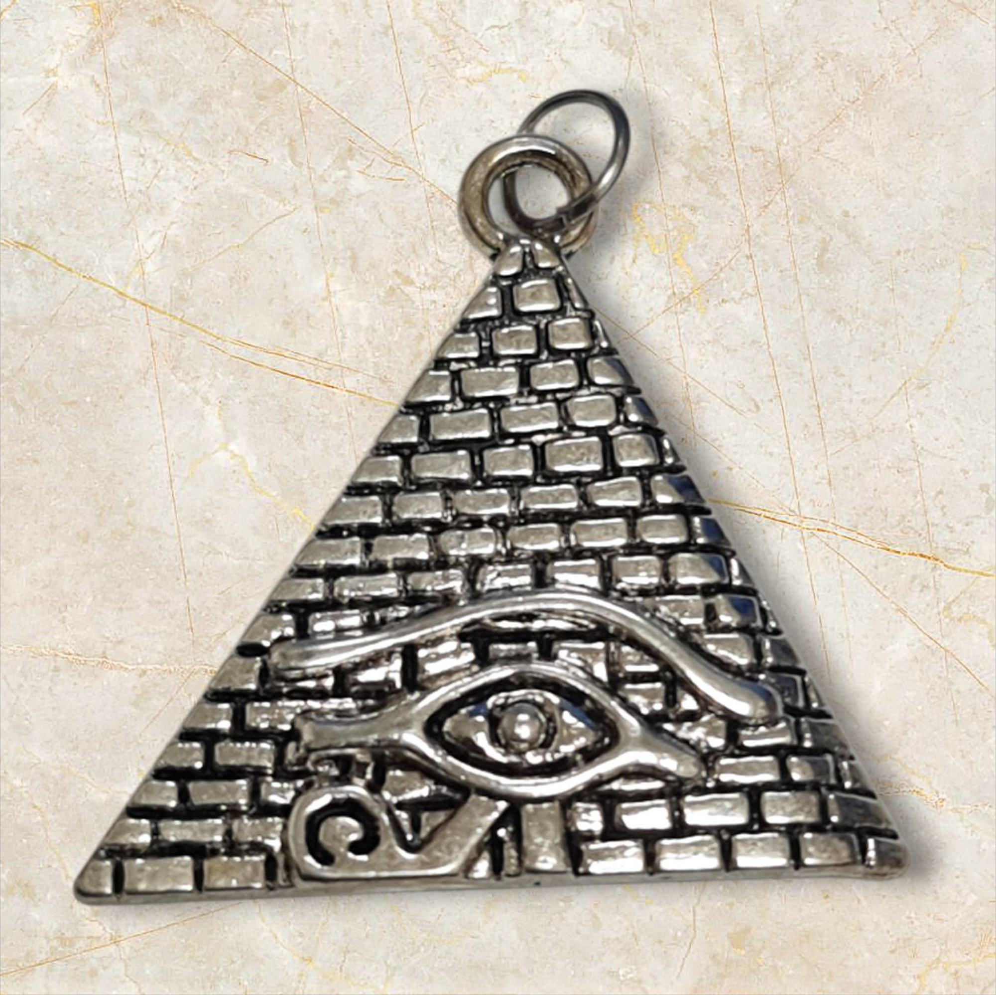 colgante amuleto piramide