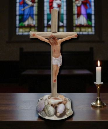 crucifijo con caracoles , virgenes y santos catolicos