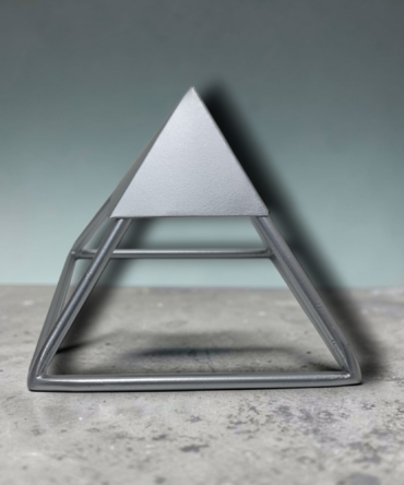 Pirámide metal con cono