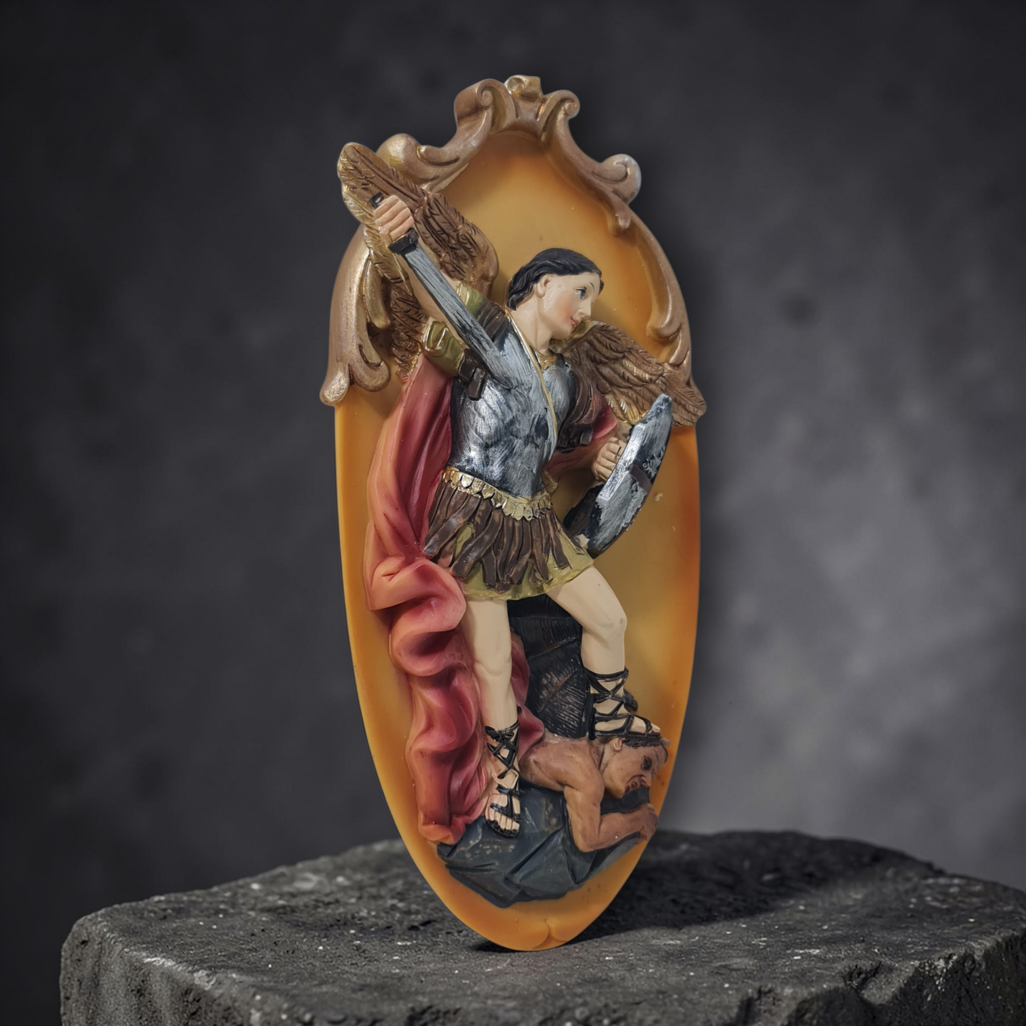 Cuadro ovalado San Miguel Arcángel en Resina , Santos y Vírgenes católicos , productos Religiosos - Imagen 2