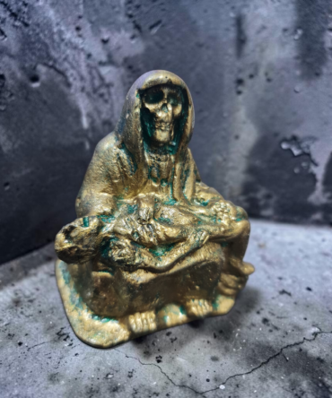 Ebros Día de los Muertos Santa Muerte Piadosa en bata y con Jesús Figurilla La Pieta Escultura religiosa La Compasión de la Muerte Santísima Patrona de Protección Sanación Pureza