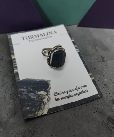 anillo con turmalina en bruto