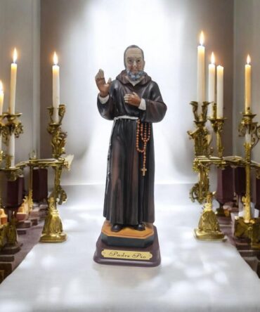 Estatua del Padre Pio , virgenes y santos catolicos