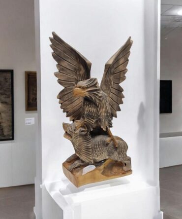 Aguila cazando a lobo, tallado a mano