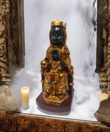 Figura de la Virgen de Montserrat ("La Moreneta") en Resina – 12 cm , productos Religiosos