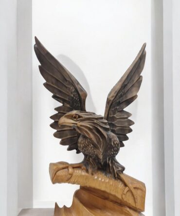 Aguila en rama , tallado a mano