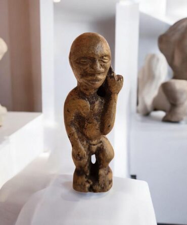 Antigua estatuilla de bronce de Benín Arte Africano , galeria de arte