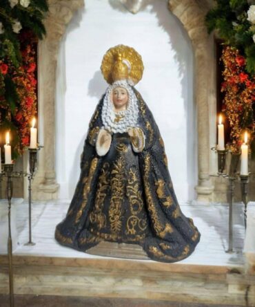 Figura de la Virgen de la Esperanza con Manto Negro en Resina – 16 cm , productos Religiosos