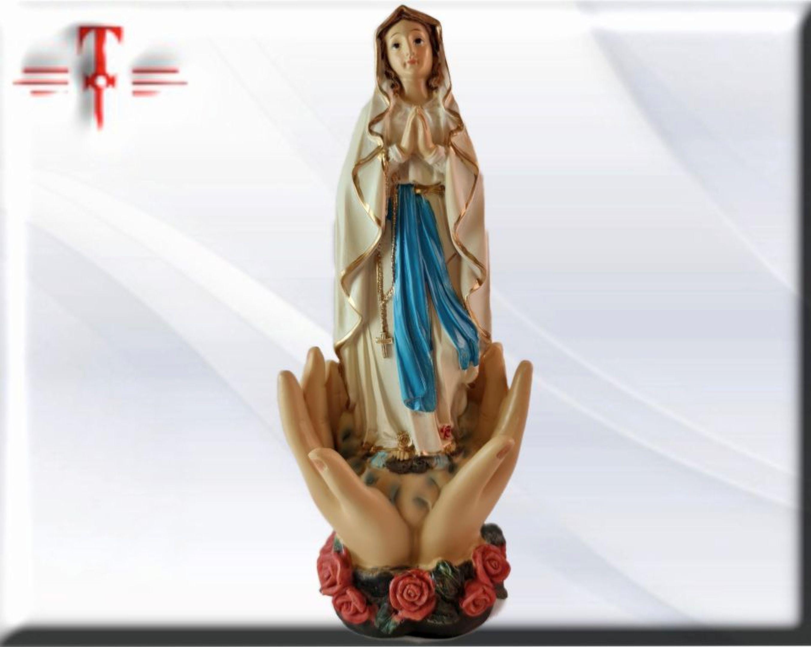 Figura de la Virgen de Lourdes entre Manos en Resina – 19 cm , productos Religiosos - Image 2