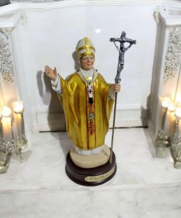 Papa San Pablo II , virgenes y santos catolicos