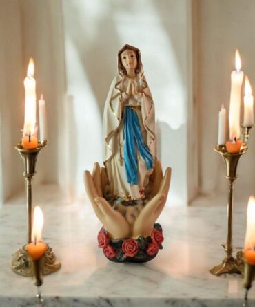 Figura de la Virgen de Lourdes entre Manos en Resina – 19 cm  , productos Religiosos
