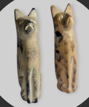 Pareja gatos piedra