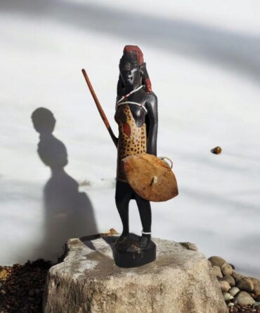 estatua Guerrero africano , arte tribal africano hecho a mano