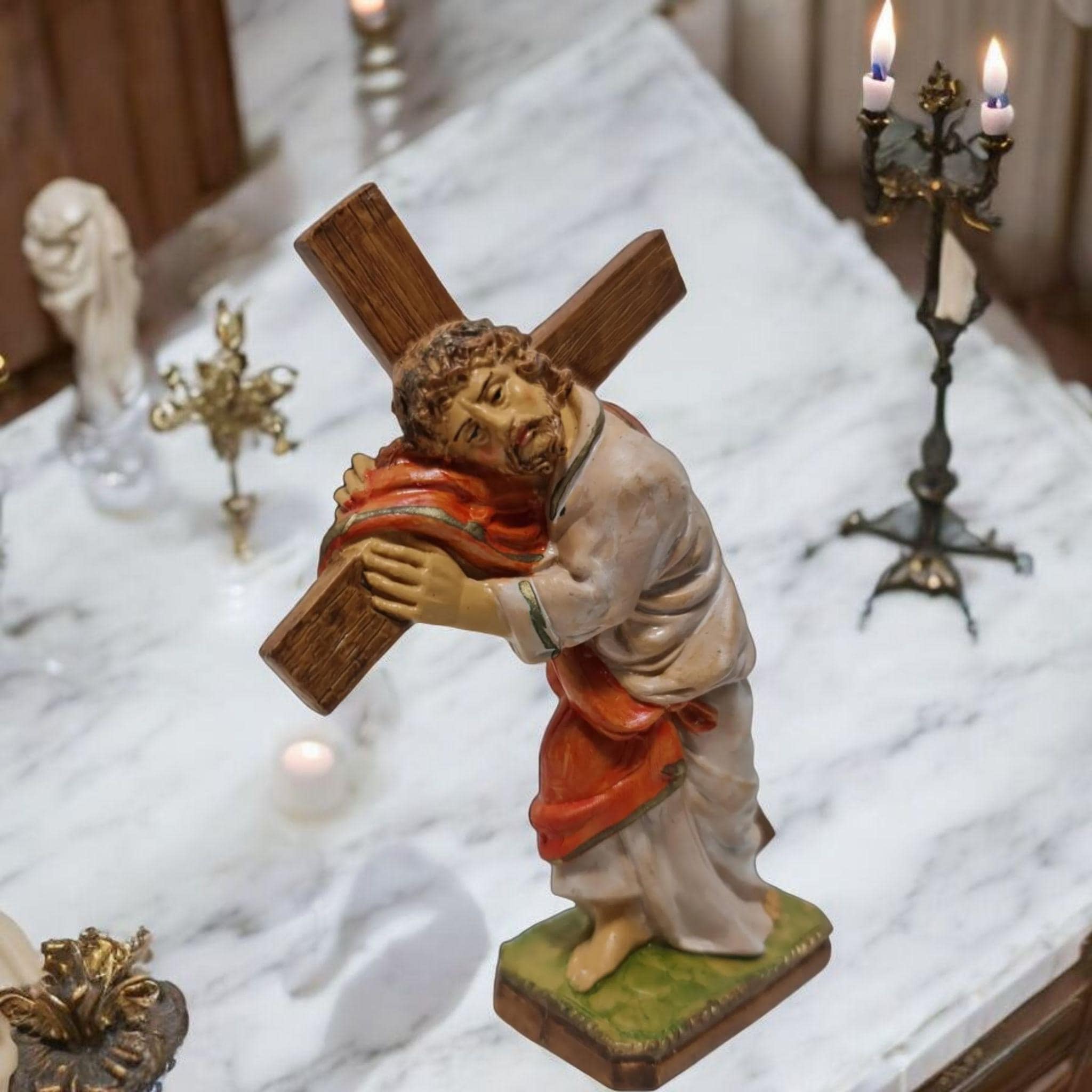 Cristo con la cruz. Santos y vírgenes católicos, productos religiosos
