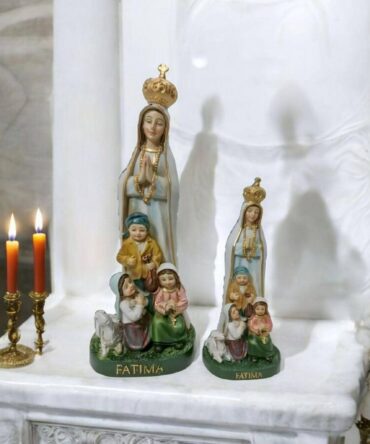 Nuestra señora de Fátima con pastores . Catholic Saints and Virgins, Religious products,
