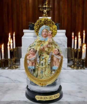 Figura Compacta de la Virgen del Pino en Resina Fina