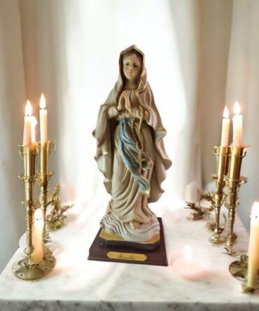 Figura de la Virgen de Lourdes en Resina – Alta Calidad (3 Tamaños Disponibles) , productos Religiosos