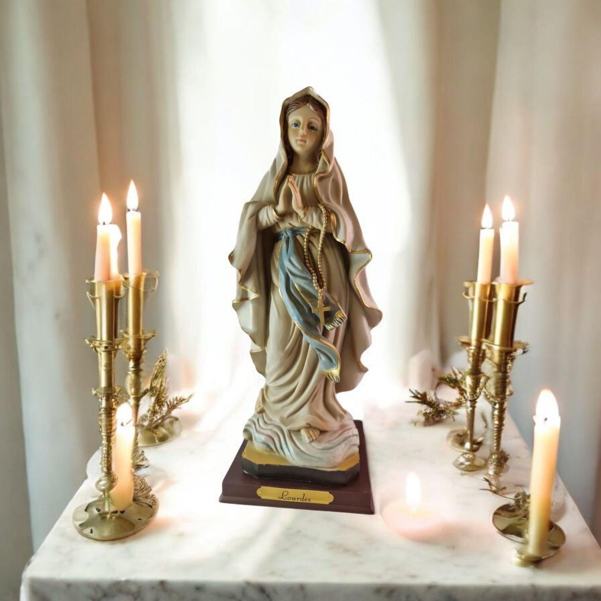 Figura de la Virgen de Lourdes en Resina – Alta Calidad (3 Tamaños Disponibles) , productos Religiosos