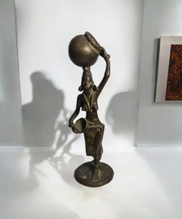Antigua talla de bronce de Benín Mujer cargando vasija Arte Africano , galería de arte