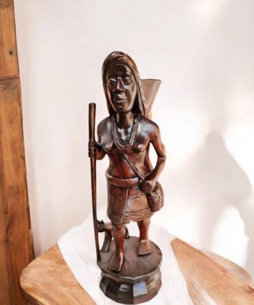 Talla de Indigena mujer , tallado en maderas nobles
