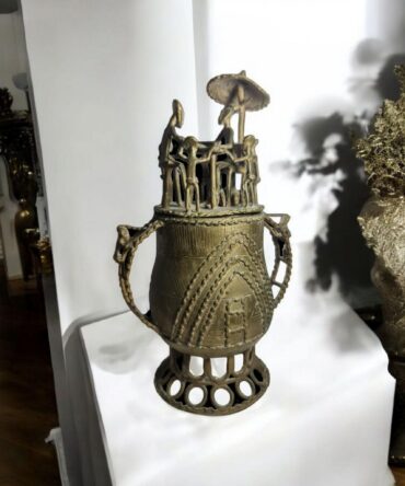 Antigua talla de bronce de Benín Jarrón con familia celebrando fiesta Arte Africano , galería de arte