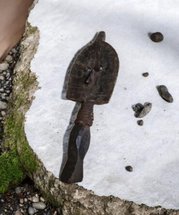 Fetiche Escultura Ritual Bamún (Camerún) – Arte Africano del Siglo XX (48 cm / 18.89")