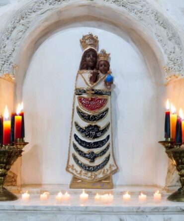 Figura de la Virgen de Loreto en Resina con Detalles de Oro – 20 cm , productos Religiosos