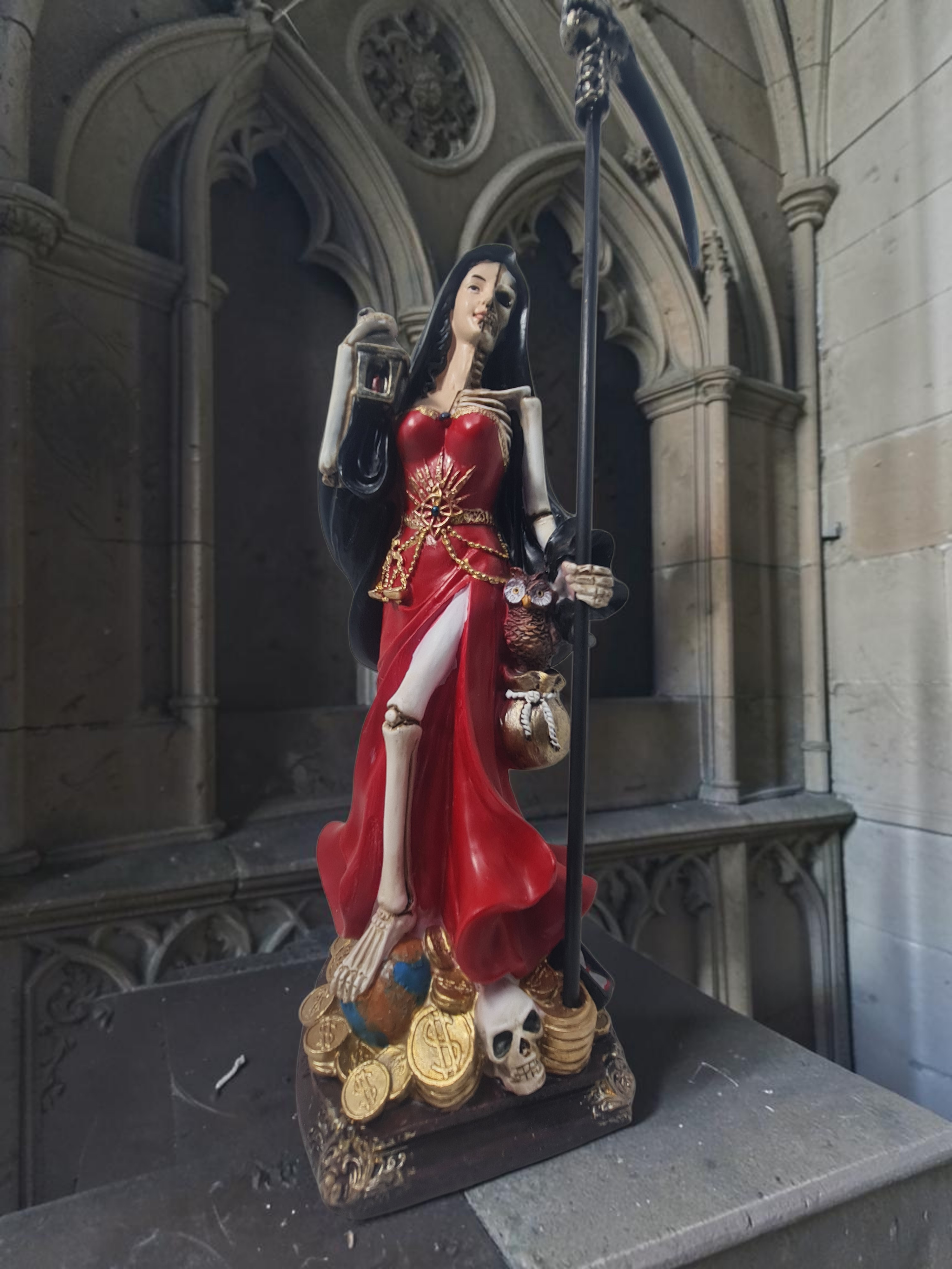 Estatua de La Catrina (Santísima Muerte) – Figura de Resina Pintada a Mano (2 colores)