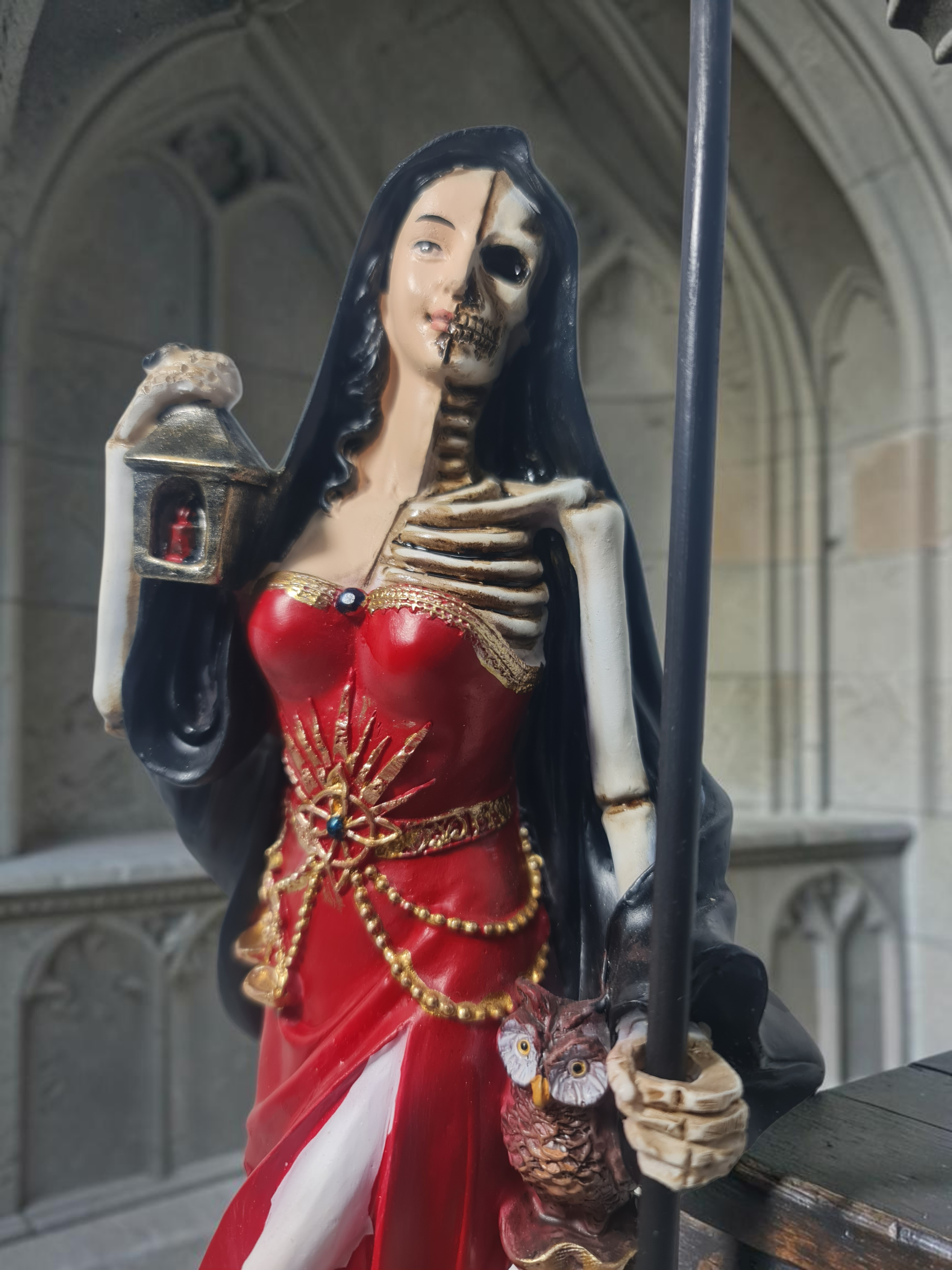 Estatua de La Catrina (Santísima Muerte) – Figura de Resina Pintada a Mano (2 colores) - Imagen 6