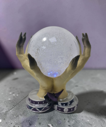 Figura de Manos con Bola Luminosa – Estatua de Resina Pintada a Mano (15 cm / 5.9")