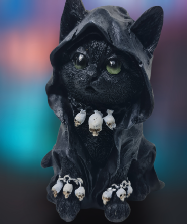 Figura de Gato Negro Místico con Calaveras (17 cm) – Escultura Gótica de Resina