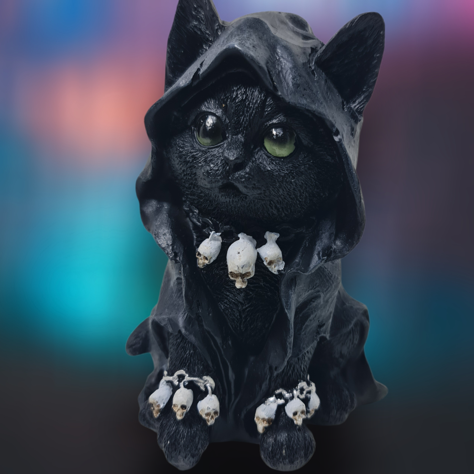 Figura de Gato Negro Místico con Calaveras (17 cm) – Escultura Gótica de Resina