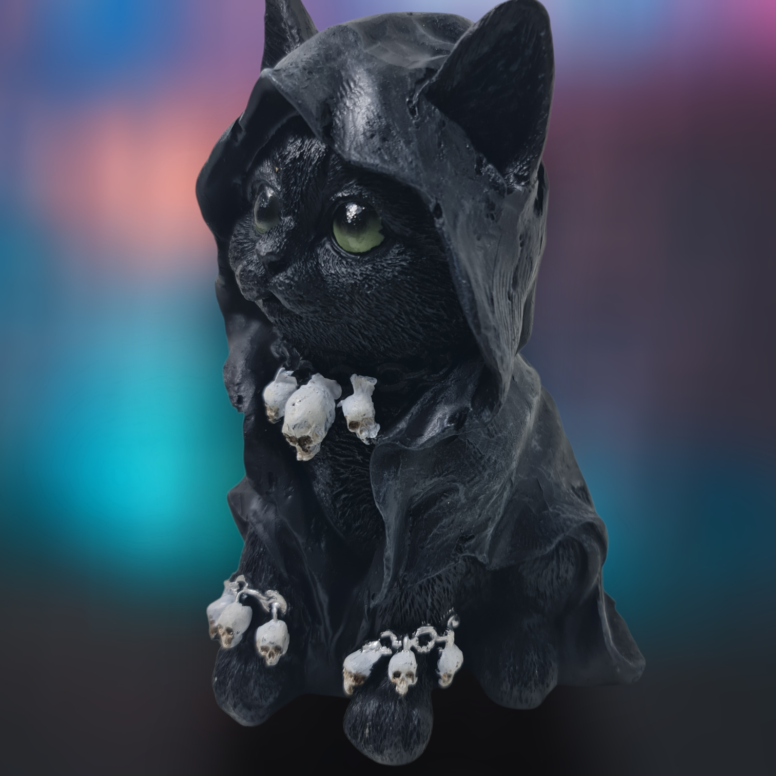Figura de Gato Negro Místico con Calaveras (17 cm) – Escultura Gótica de Resina - Imagen 2